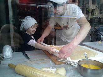 Тимуру — 4. Маша робить пляцку-мацацку )