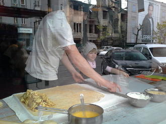 Тимуру — 4. Маша робить пляцку-мацацку )