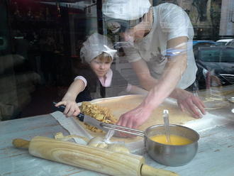 Тимуру — 4. Маша робить пляцку-мацацку )