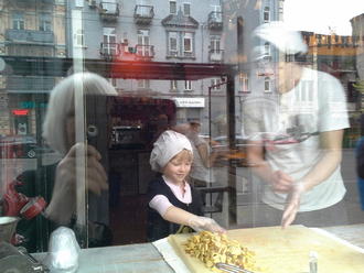 Тимуру — 4. Маша робить пляцку-мацацку )