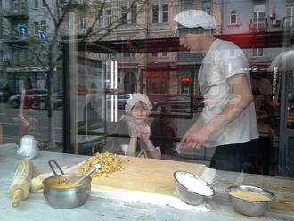 Тимуру — 4. Маша робить пляцку-мацацку )