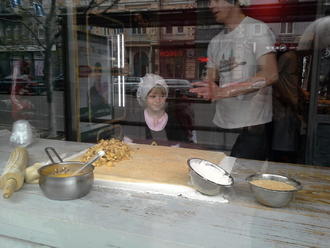 Тимуру — 4. Маша робить пляцку-мацацку )