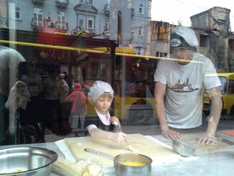 Тимуру — 4. Маша робить пляцку-мацацку )