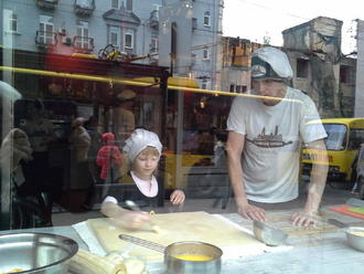 Тимуру — 4. Маша робить пляцку-мацацку )