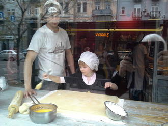 Тимуру — 4. Маша робить пляцку-мацацку )