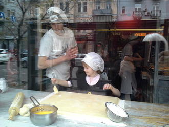 Тимуру — 4. Маша робить пляцку-мацацку )