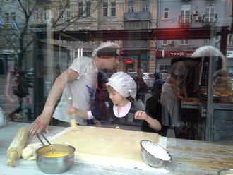 Тимуру — 4. Маша робить пляцку-мацацку )