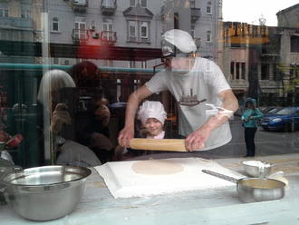 Тимуру — 4. Маша робить пляцку-мацацку )