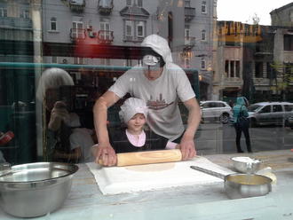 Тимуру — 4. Маша робить пляцку-мацацку )