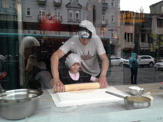 Тимуру — 4. Маша робить пляцку-мацацку )