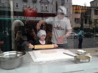 Тимуру — 4. Маша робить пляцку-мацацку )