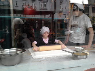 Тимуру — 4. Маша робить пляцку-мацацку )