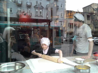 Тимуру — 4. Маша робить пляцку-мацацку )