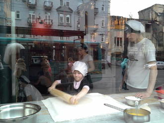 Тимуру — 4. Маша робить пляцку-мацацку )