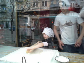 Тимуру — 4. Маша робить пляцку-мацацку )