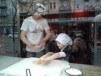 Тимуру — 4. Маша робить пляцку-мацацку )