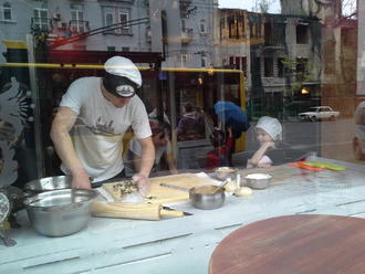 Тимуру — 4. Маша робить пляцку-мацацку )