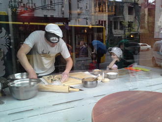 Тимуру — 4. Маша робить пляцку-мацацку )