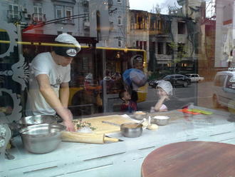 Тимуру — 4. Маша робить пляцку-мацацку )