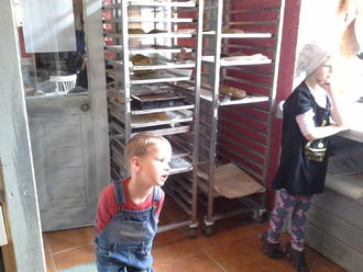 Тимуру — 4. Маша робить пляцку-мацацку )