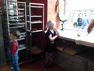 Тимуру — 4. Маша робить пляцку-мацацку )