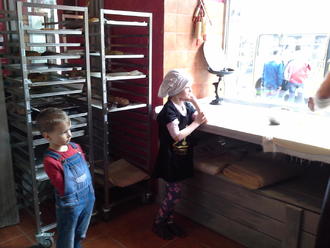 Тимуру — 4. Маша робить пляцку-мацацку )