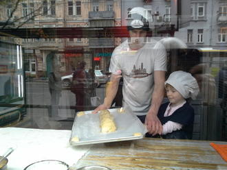 Тимуру — 4. Маша робить пляцку-мацацку )