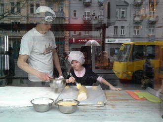 Тимуру — 4. Маша робить пляцку-мацацку )