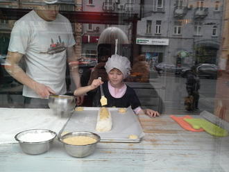 Тимуру — 4. Маша робить пляцку-мацацку )