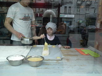 Тимуру — 4. Маша робить пляцку-мацацку )