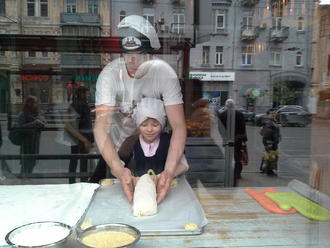 Тимуру — 4. Маша робить пляцку-мацацку )