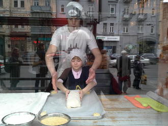 Тимуру — 4. Маша робить пляцку-мацацку )