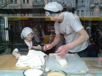 Тимуру — 4. Маша робить пляцку-мацацку )