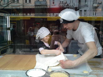 Тимуру — 4. Маша робить пляцку-мацацку )