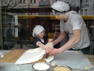 Тимуру — 4. Маша робить пляцку-мацацку )