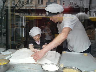 Тимуру — 4. Маша робить пляцку-мацацку )