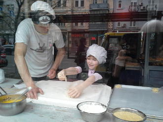 Тимуру — 4. Маша робить пляцку-мацацку )