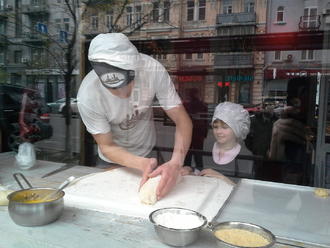 Тимуру — 4. Маша робить пляцку-мацацку )